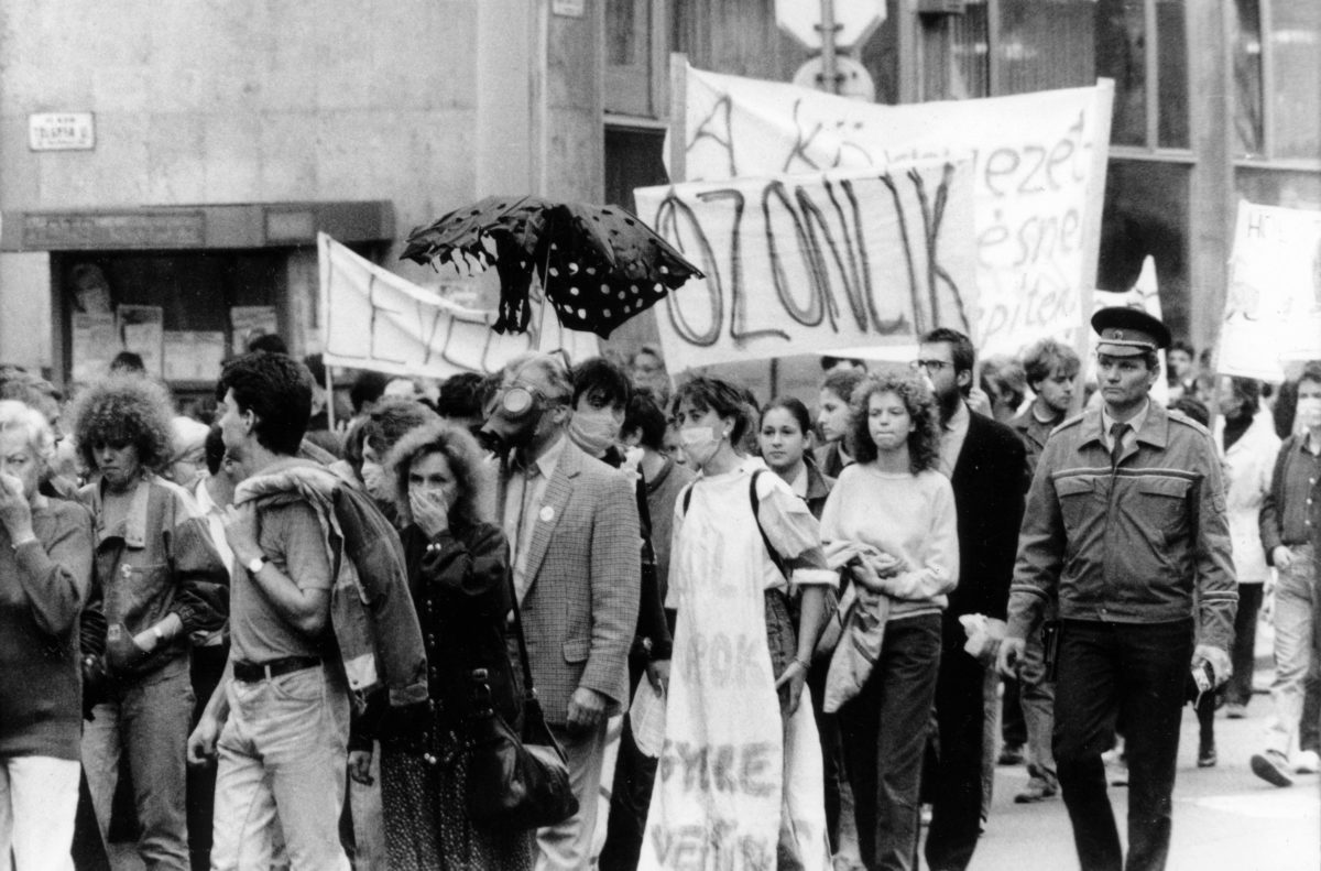 14. Margit körút (Mártírok útja) a Tölgyfa utca torkolatánál. 1990. április 22., az első magyar Föld napja eseményeinek résztvevői.
forrás: Fortepan / Székely Tamás