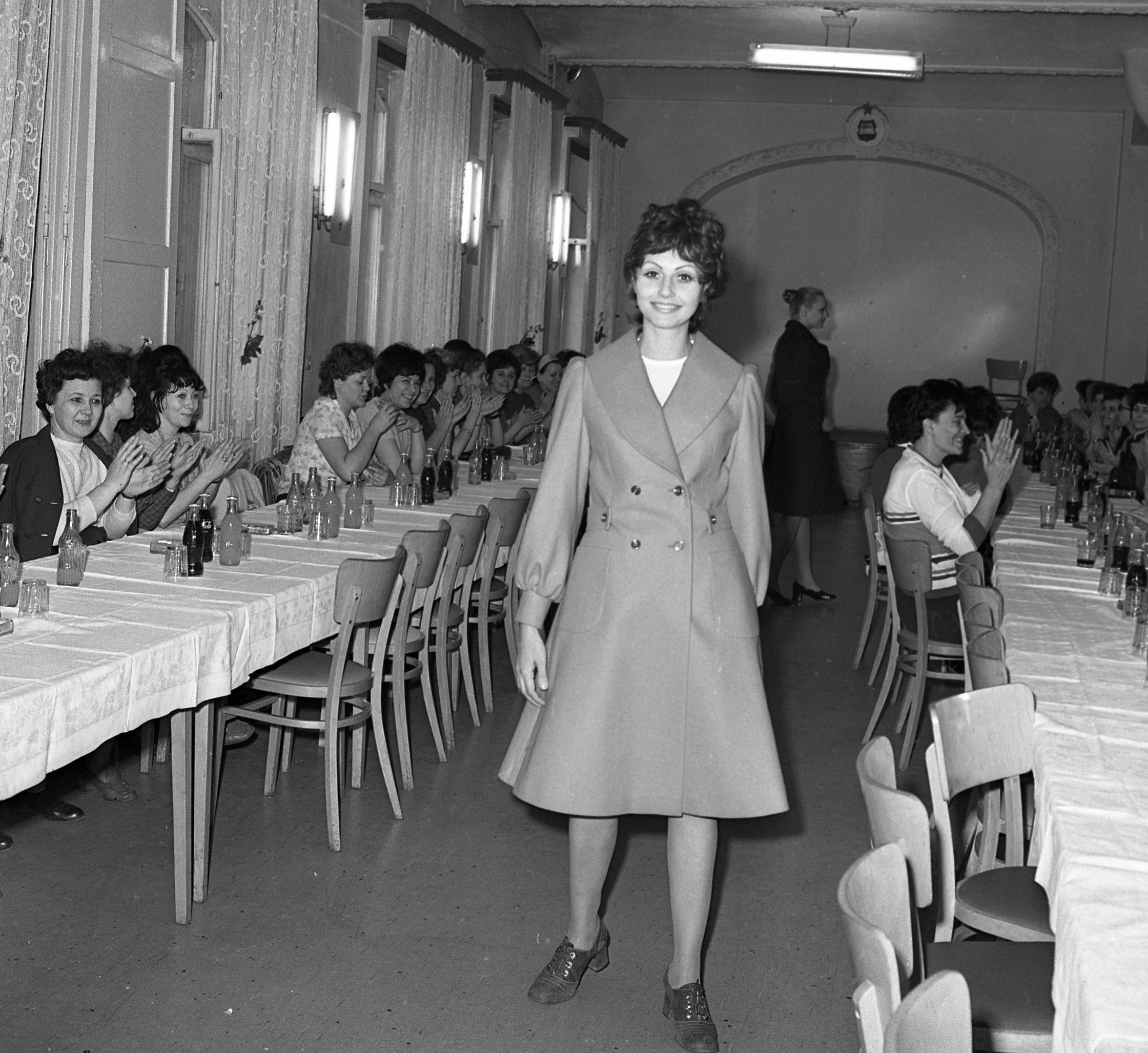Május 1. Ruhagyár, Saáry Éva manöken 1972. Fortepan / Magyar Rendőr