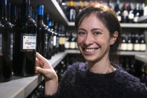 Ógl Mária sommelier a borokkal. Fotó: Molnár Anikó.