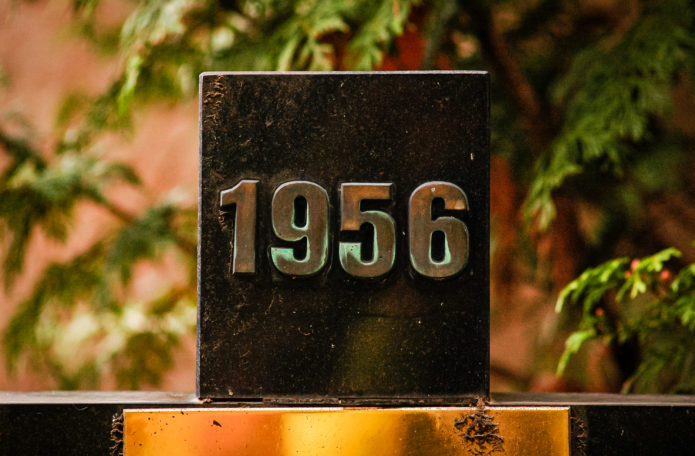 56-os felirat