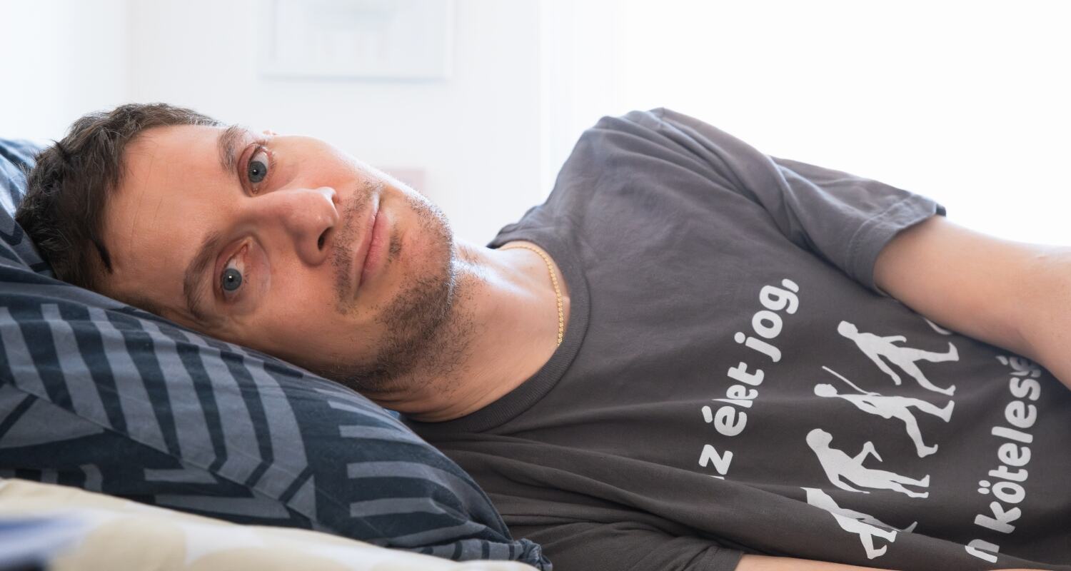 Karsai Dániel fekszik az ágyban