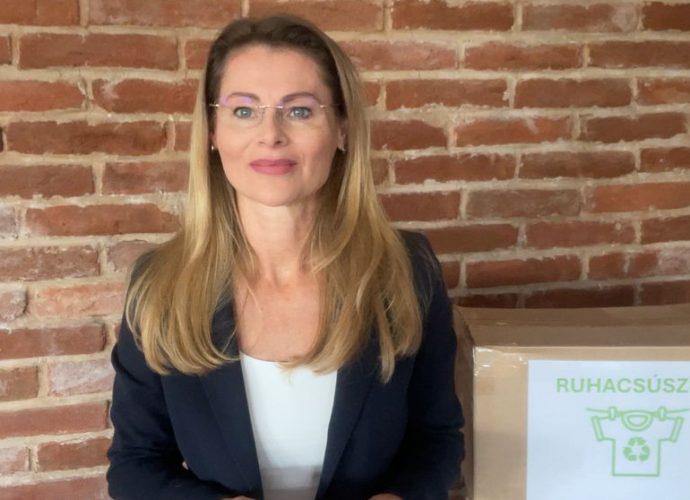 Ruhacsúszda