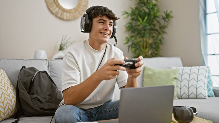 fiatalok gamer, számítógép, virtuális tér
