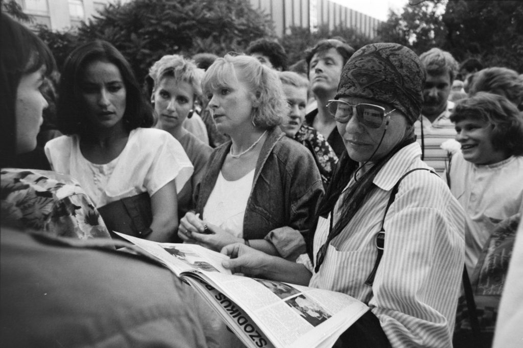 1990 - Blaha Lujza tér, a Színészkarnevál előestéjén fáklyás felvonulásra gyülekezők. Előtérben Ráckevei Anna, Kubik Anna és Törőcsik Mari színművésznők.
Fotó: Fortepan/Gábor Viktor