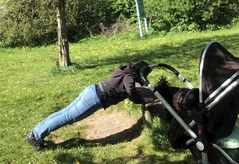 szülés utáni fogyás érdekében végzett edzés babakocsivaé