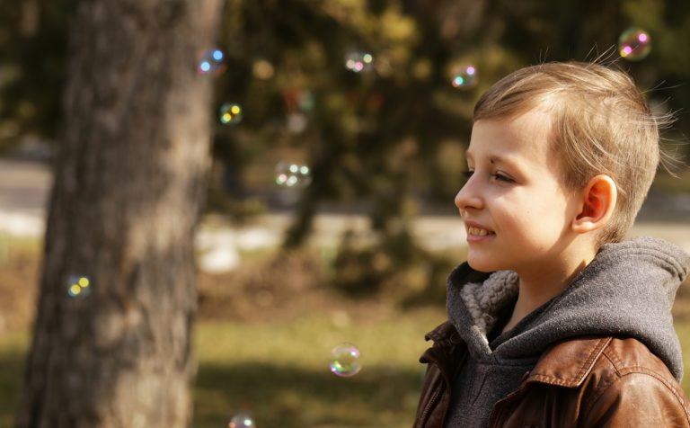 autista kisfiú, szappanbuborékot nézi, Sebestyén Eszter pszichológus